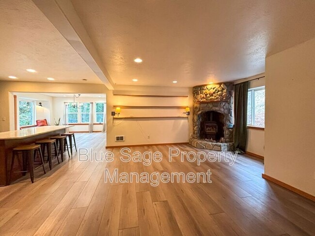 Building Photo - 241896 US-101