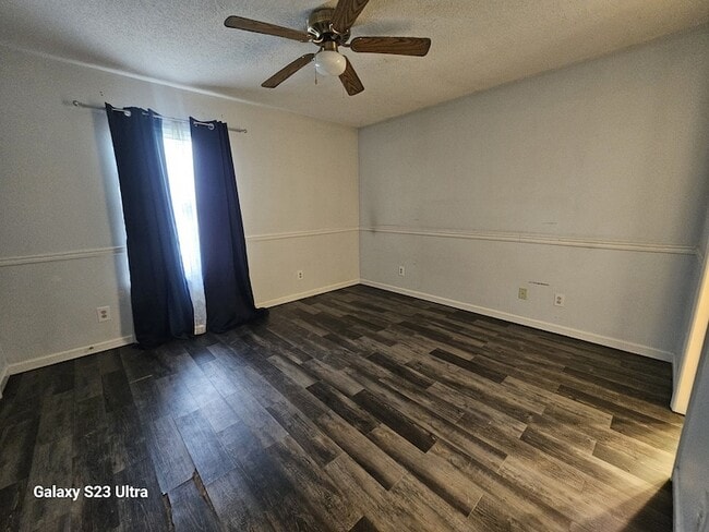 Building Photo - 615 Lilly Ln