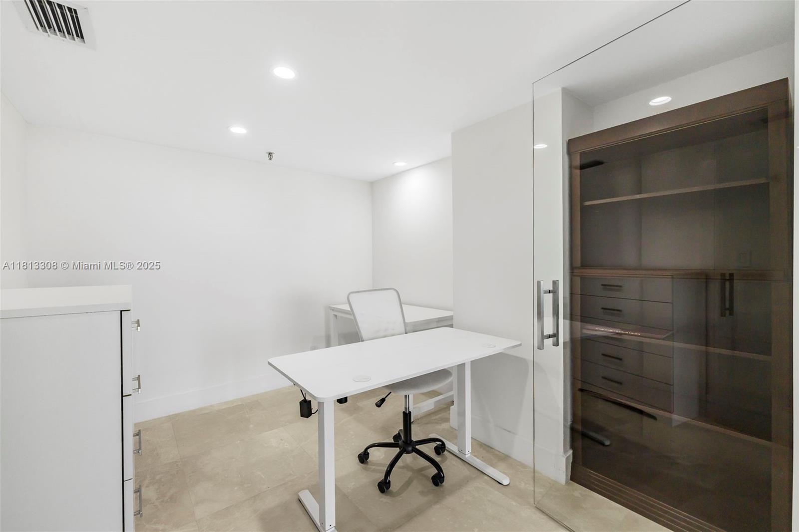 Building Photo - 2625 Collins Ave
