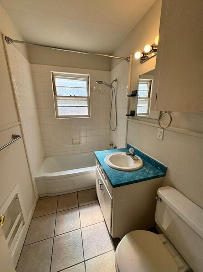 Building Photo - 3 bedroom in Norman Schools, No carpet, fridge and gas stove!