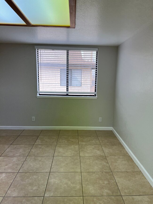 Building Photo - Please contact Vaughn Realty to set up an ...