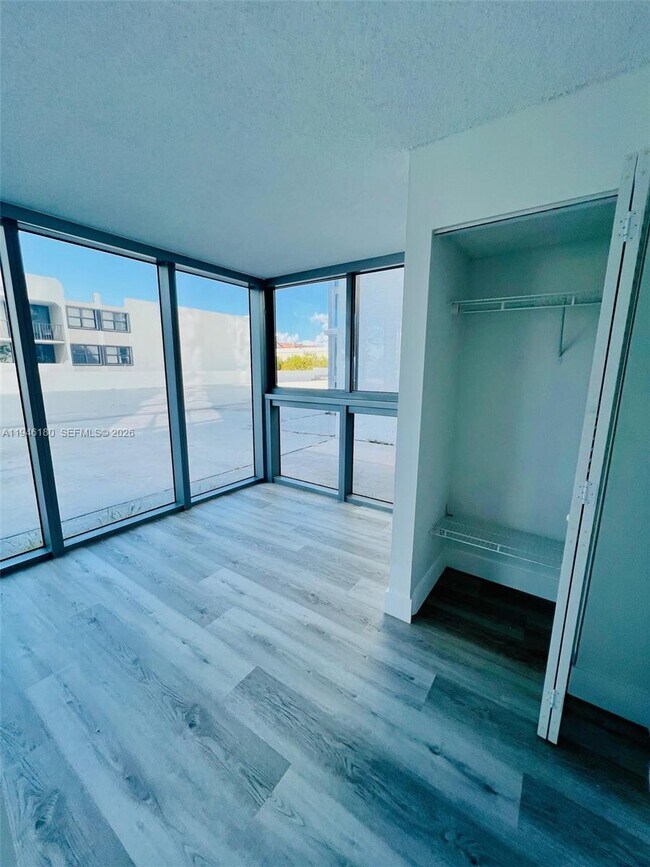 Building Photo - 2655 Collins Ave