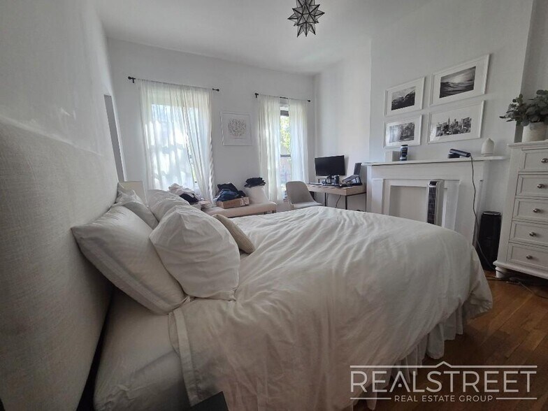 Building Photo - Magnificent 2BR in north Park Slope