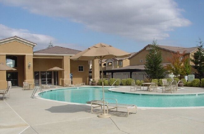 Building Photo - AVAILABLE NOW! 3 Bedroom Condo Near The Galleria