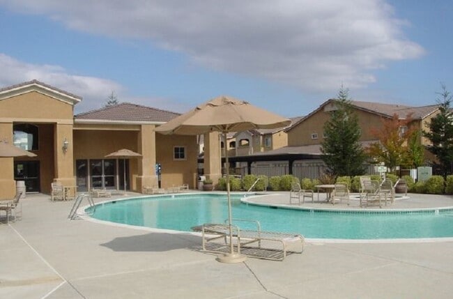 Building Photo - COMING SOON!!! 3 Bedroom Condo Near The Galleria