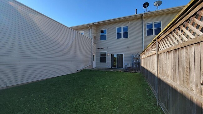 Building Photo - 6655 Windsor Commons Ave