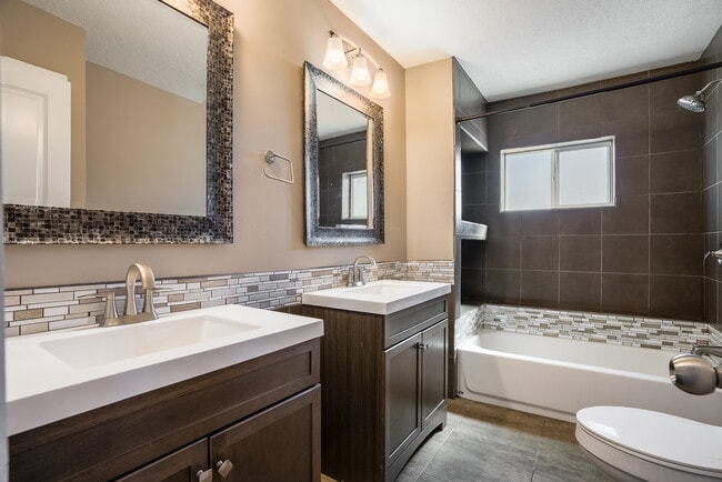 Building Photo - 505 Carlisle Blvd SE