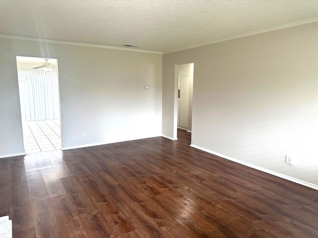 Building Photo - Spacious and Upgraded 2 Bedroom 2 Bath End...