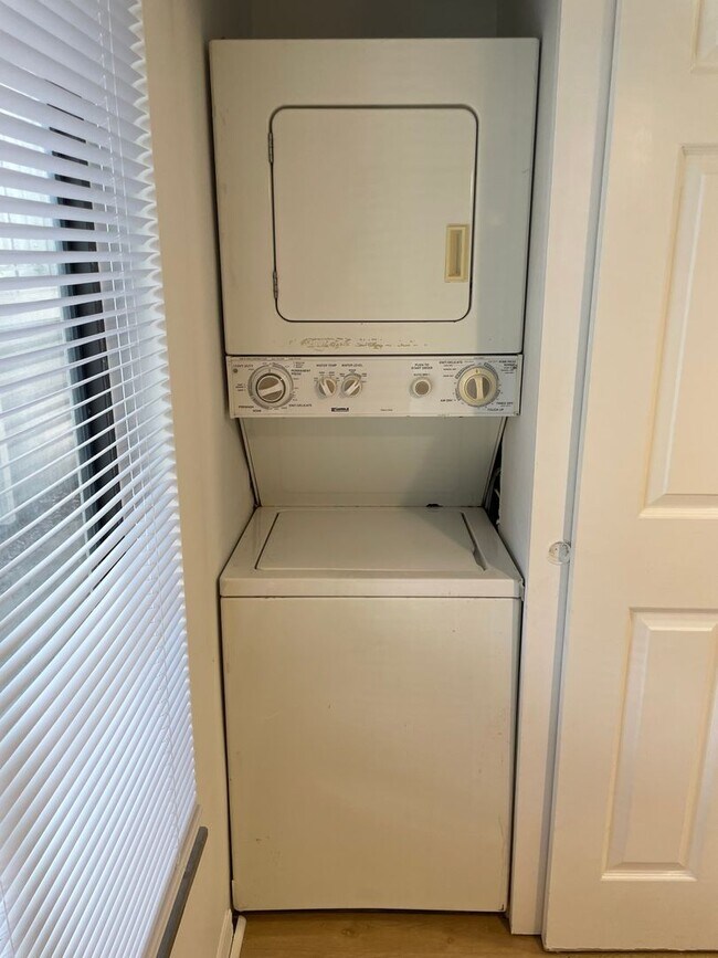 Building Photo - Recently Updated 2bd 2bth Condo Available ...