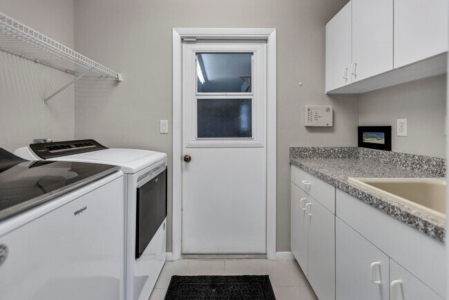 Building Photo - 2127 Lagoon Dr