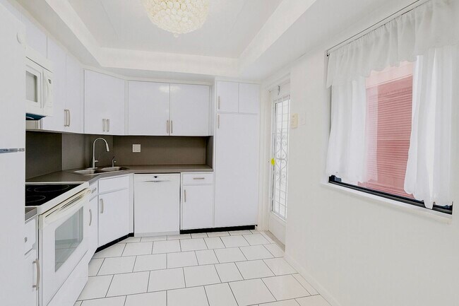 Building Photo - 1739 Embassy Dr