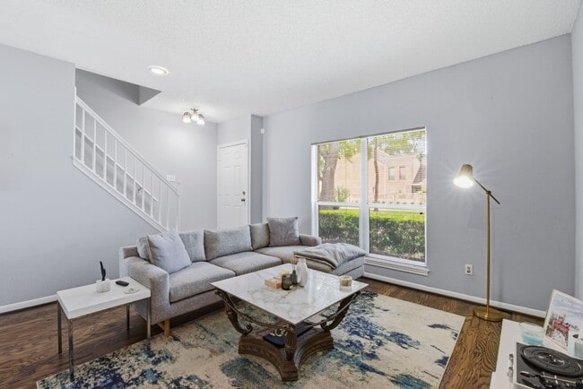 Building Photo - 1011 Fountain View Dr