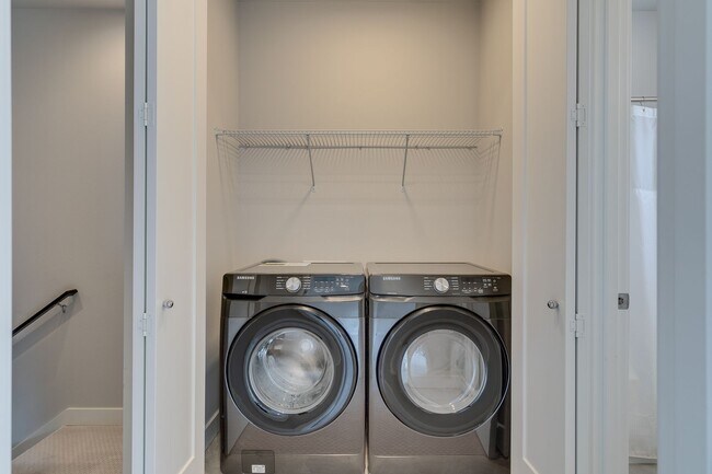 Building Photo - *Beautiful Modern 3 Bed Kirkland Townhome Available Now!*