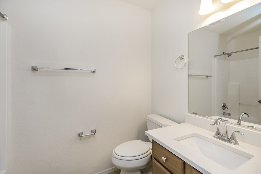 Building Photo - 1233 S Colonial Dr