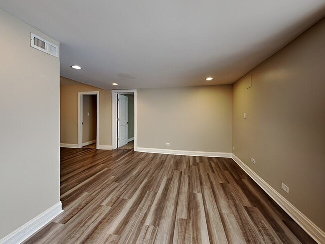 Building Photo - 2S526 Cynthia Dr
