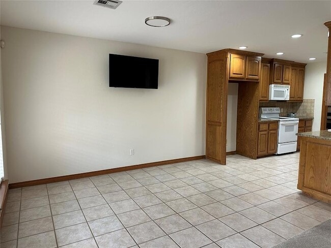 Building Photo - 15713 Traditions Blvd