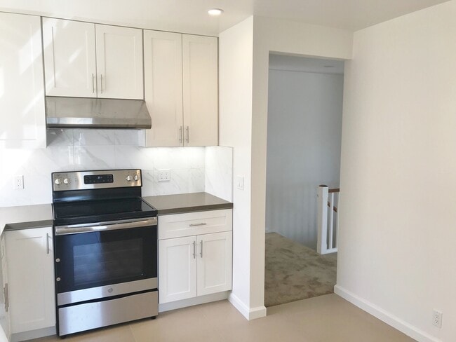 Building Photo - Sparkling 2 Bedroom 1.5 Bath - Nicely upda...