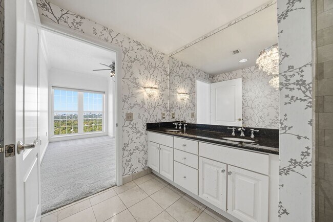 Building Photo - Penthouse Living in Midtown!