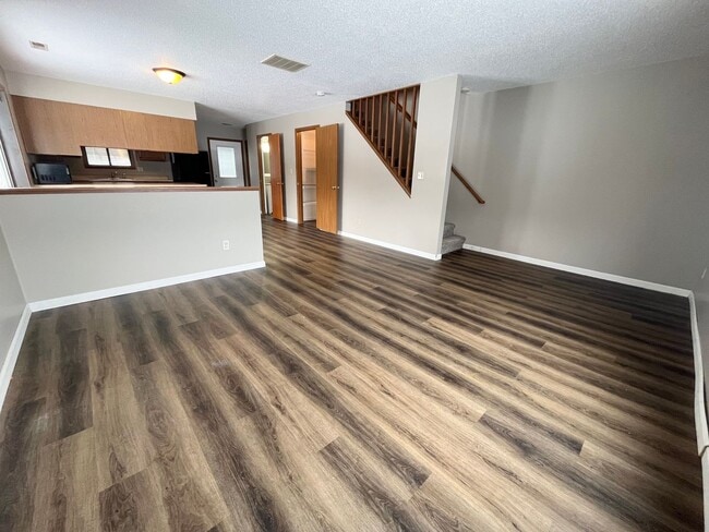 Building Photo - Rent Special - Spacious End Unit 2 Bed/1 Bath Townhome!