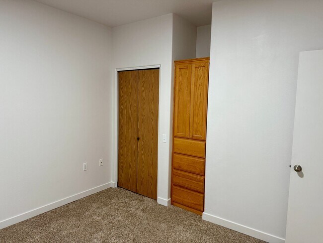 Building Photo - Amazing Remodel-5 Bed 3 bath duplex unit