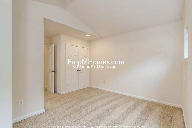 Building Photo - Spacious Three Bedroom Home on Bull Mountain - Gated Street!