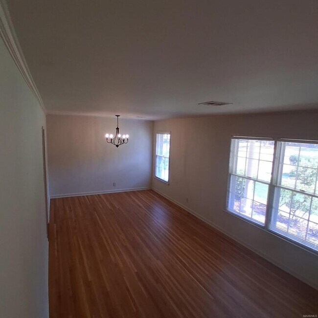 Building Photo - 3733 Royal Crest Dr
