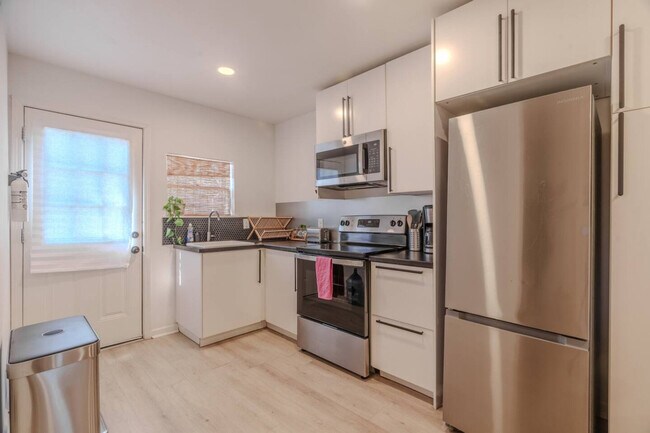 Building Photo - 807 Dreiss St