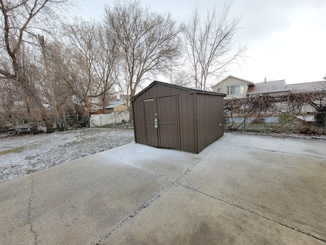 Building Photo - Beautiful House, Lots of Space, HUGE YARD!