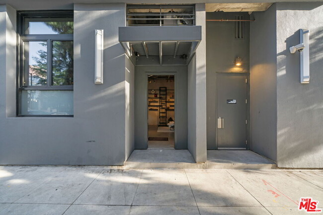 Building Photo - 330 W 11th St