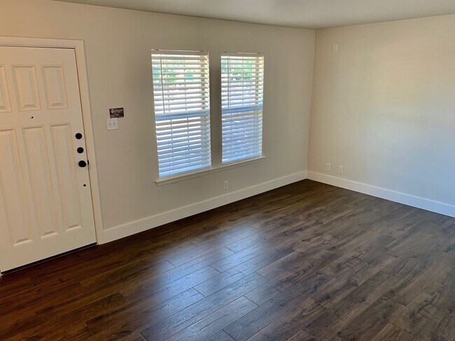Building Photo - Remodeled & Stunning 2/1 Duplex in South A...