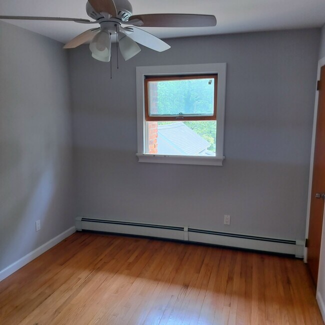 Building Photo - 8 Sunburst Dr