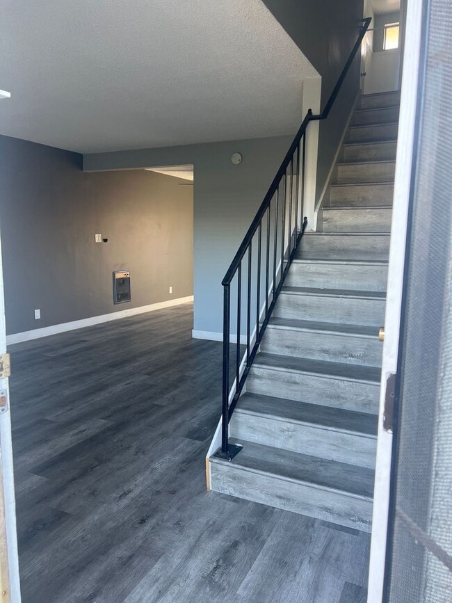 Primary Photo - Beautiful 2 bedroom 1 1/2 bath town home l...