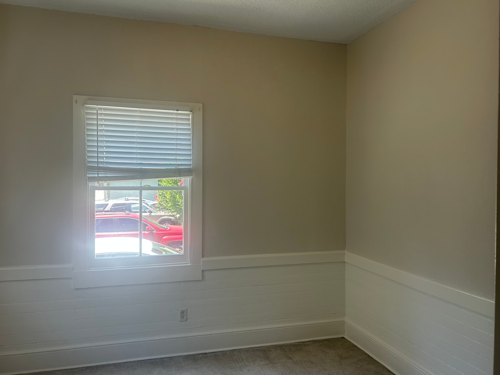 Building Photo - 520 E Hall Ln