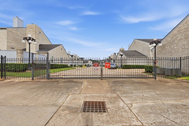 Building Photo - 506 Wilcrest Dr