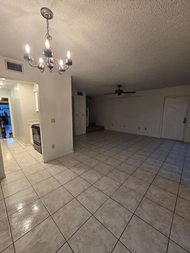 Building Photo - Two Bedroom Condo close to USF