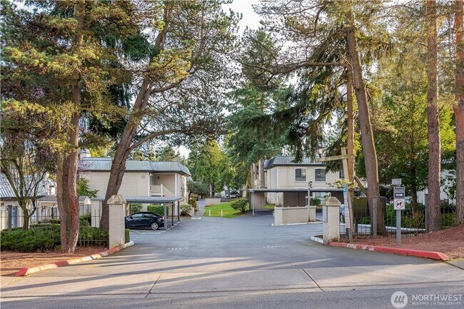 Building Photo - 3 bed/2 bath Condo in Bellevue!