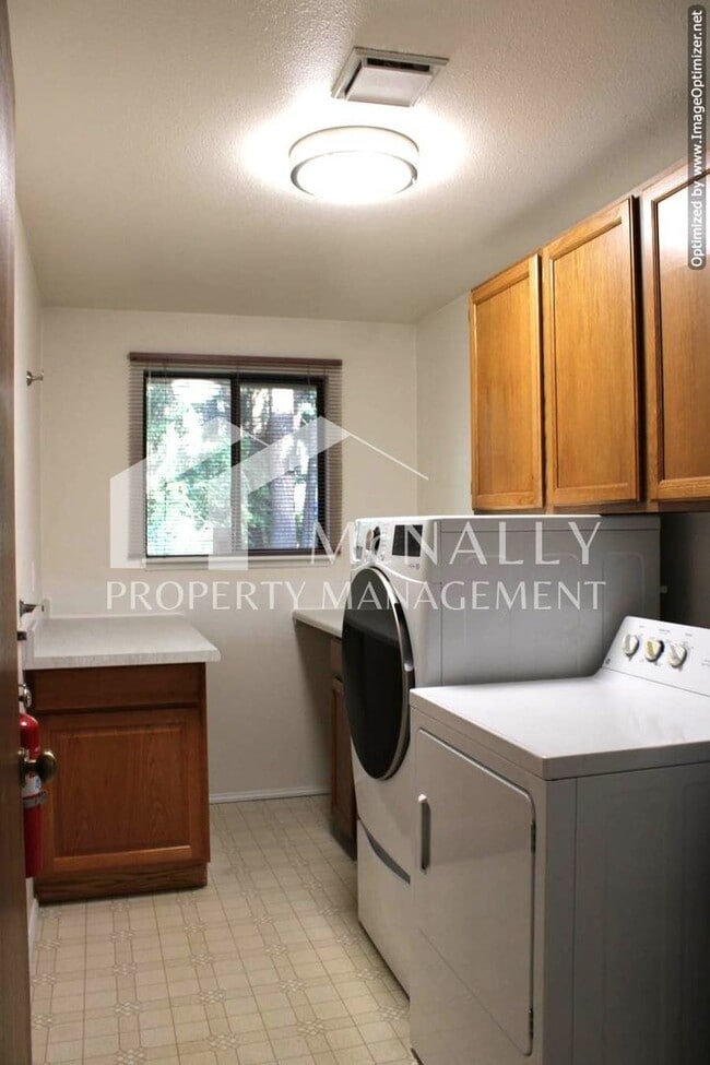 Building Photo - 3 bedroom 1.75 bath home on Peacock Hill