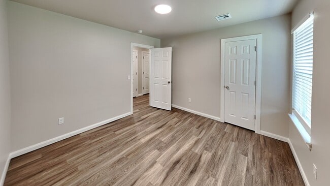 Building Photo - Luxury 3 Bedroom 2 Bathroom Duplex with 2 ...