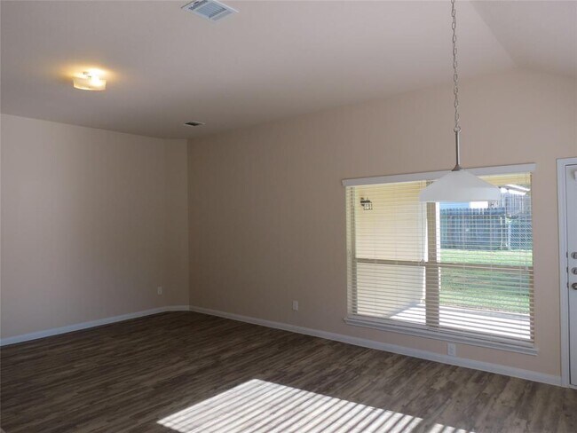 Building Photo - 318 Lake View Dr
