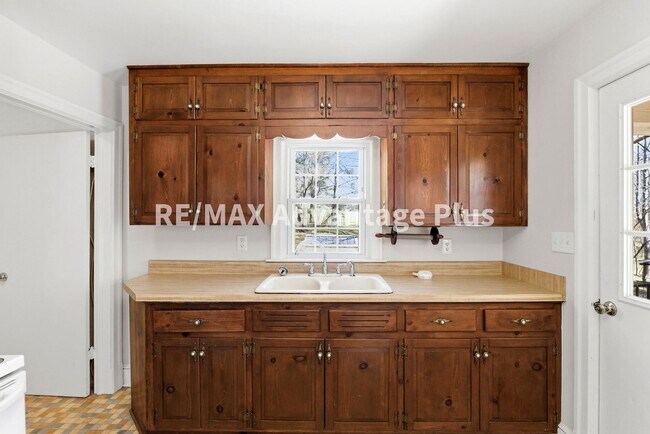 Building Photo - Beautiful brick home with full basement in Prospect