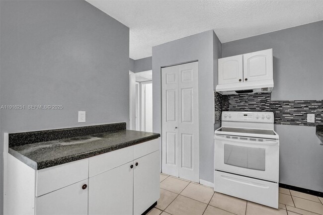 Building Photo - 5316 NW 24th Ct