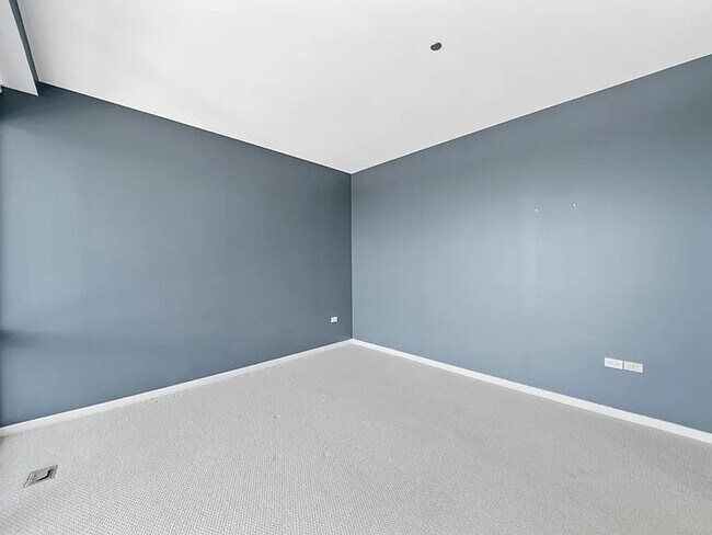 Building Photo - 860 W Blackhawk St