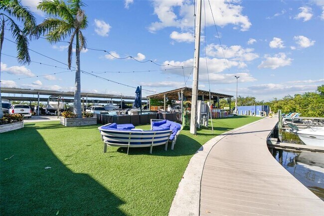 Building Photo - 2700 Cove Cay Dr