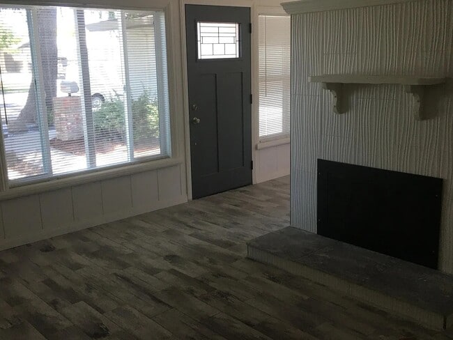 Building Photo - 1222 Palamos Ave