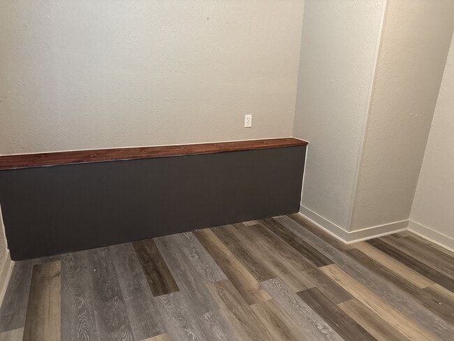 Building Photo - 836 E 10th St