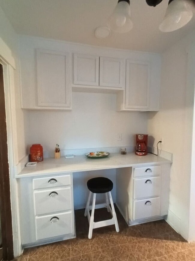 Building Photo - Fully furnished will all utilities included! 2 bed/1 bath, washer & dryer, central location! Shor...