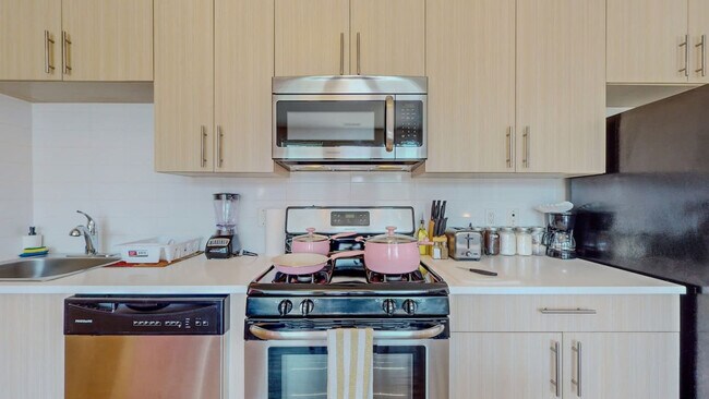 Building Photo - 573 Bedford St