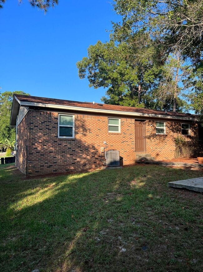 Building Photo - Convenient to schools, shopping & hospitals!