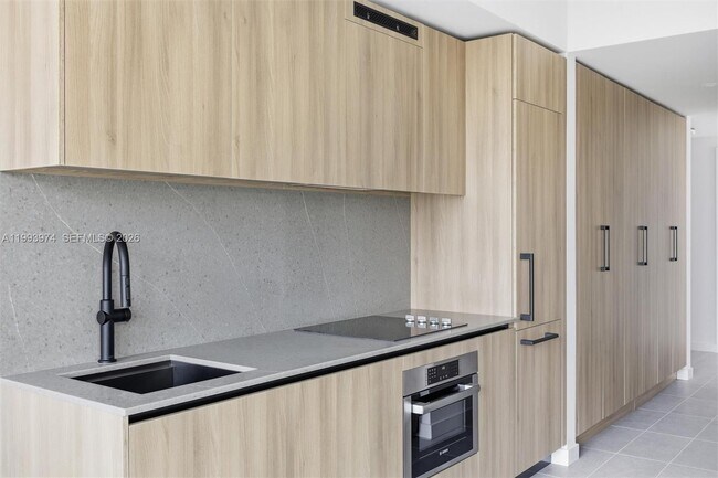 Building Photo - 121 NE 5th St