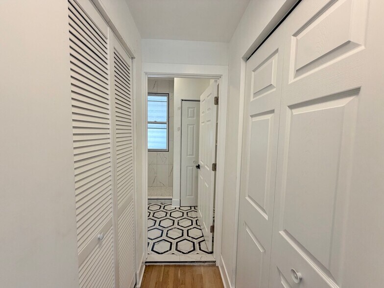 Building Photo - 1522 W Ardmore Ave